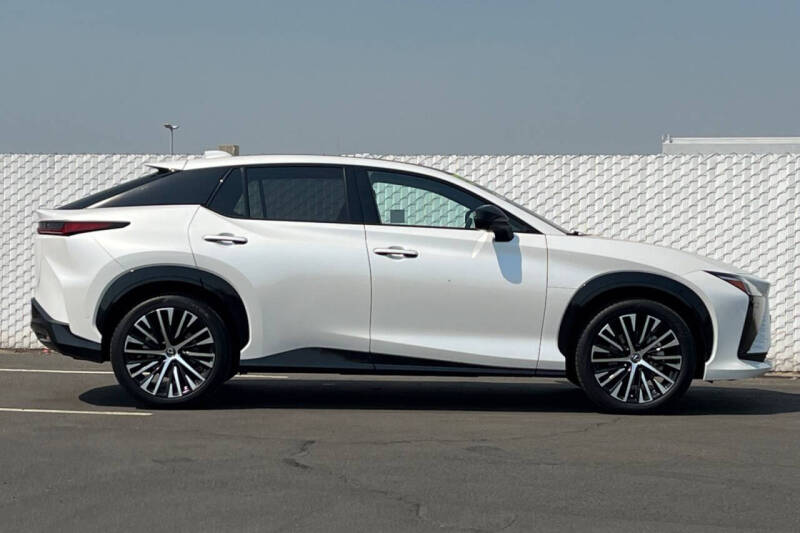 2023 Lexus RZ 450e Luxury