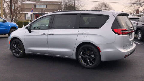 2026 Chrysler Pacifica Select