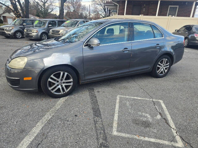 2006 Volkswagen Jetta for sale at QUEENSGATE AUTO SALES in York, PA