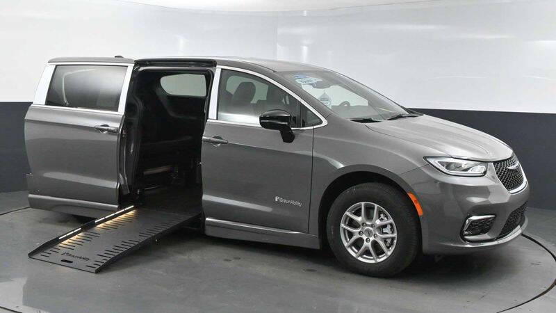 2025 Chrysler Pacifica Select's photo