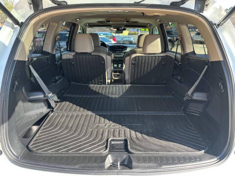 2022 Honda Pilot Touring w/Rear Captain's Chairs