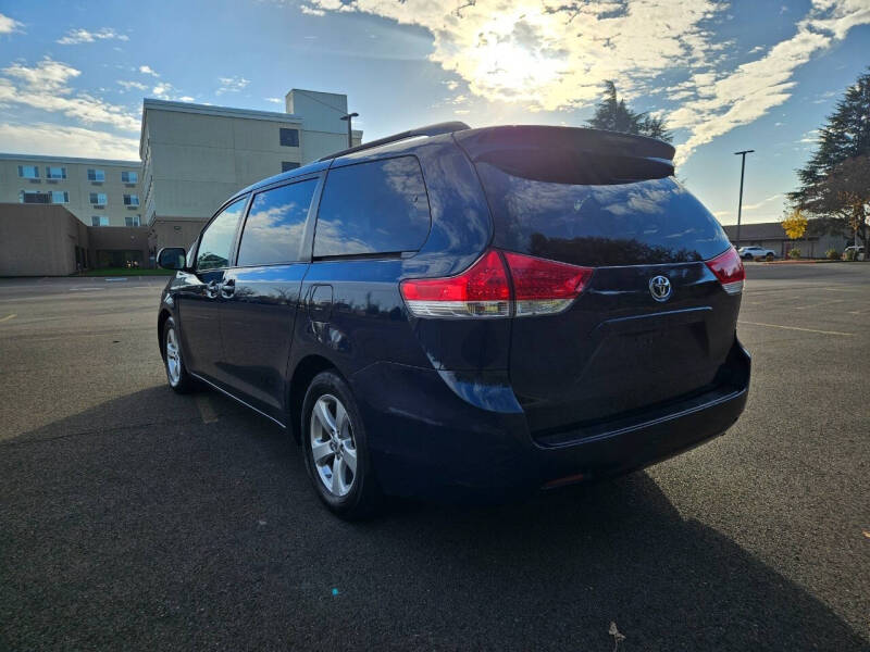 2011 Toyota Sienna LE 7-Passenger Auto Access Seat