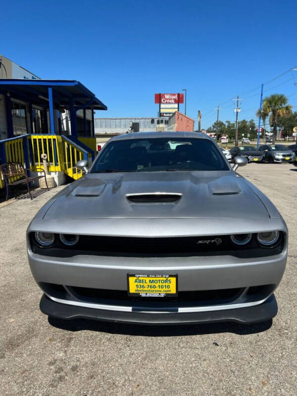 2017 Dodge Challenger null photo 3