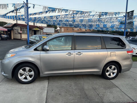 2013 Toyota Sienna LE 7-Passenger Auto Access Seat