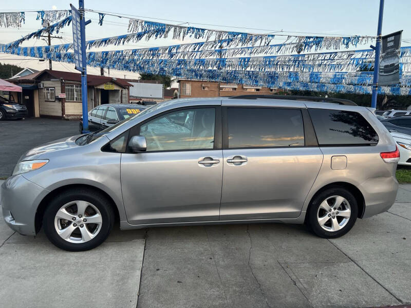 2013 Toyota Sienna LE 7-Passenger Auto Access Seat