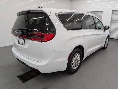 2024 Chrysler Pacifica Touring