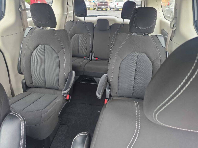 2023 Chrysler Voyager LX