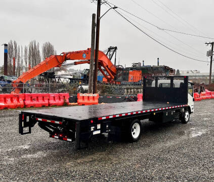 2015 Isuzu NRR  23' Flatbed + Lift Gate
