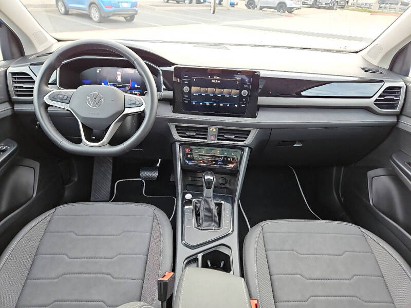 2025 Volkswagen Taos SE Black