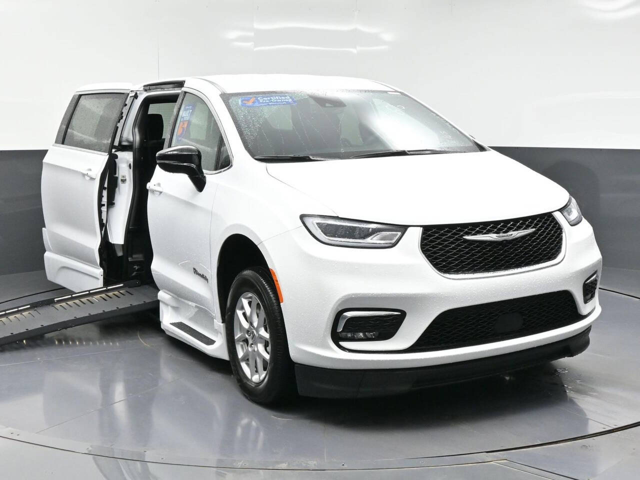 White 2025 Chrysler Pacifica Select Select 4dr Mini-Van 2