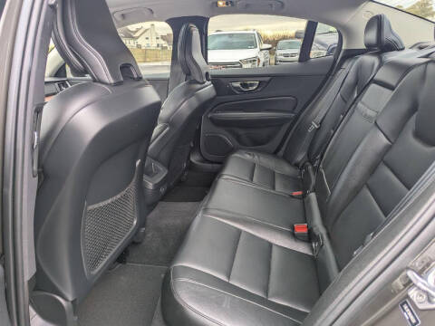 2022 Volvo S60 B5 Momentum