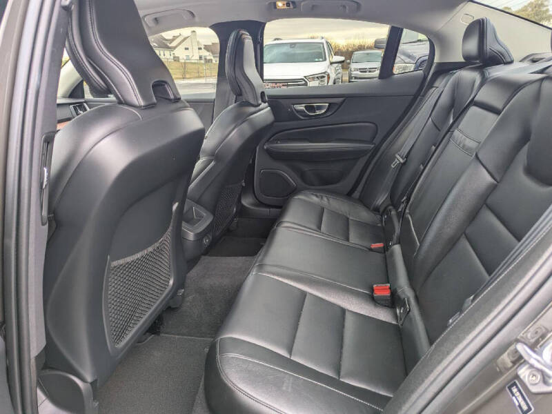 2022 Volvo S60 B5 Momentum