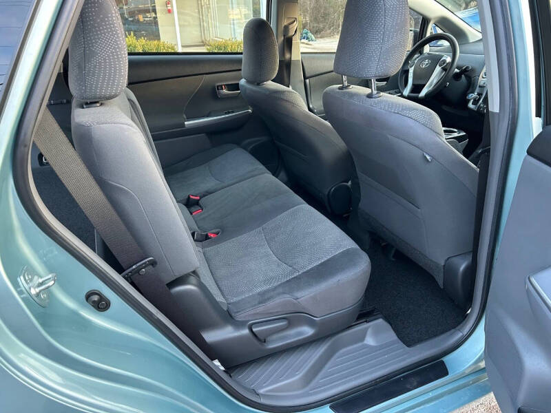 2014 Toyota Prius v Five