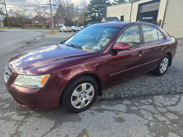 2009 Hyundai SONATA for sale at QUEENSGATE AUTO SALES in York, PA