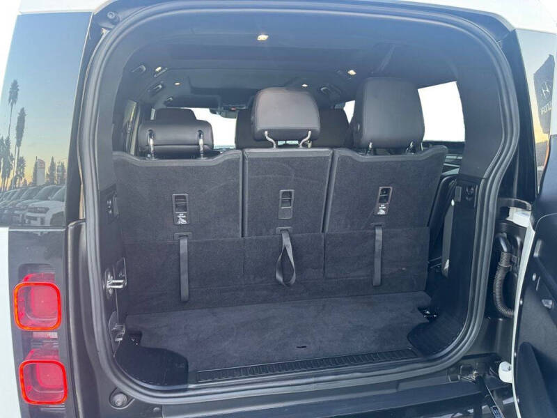 2024 Land Rover Defender 130 P400 X-Dynamic SE