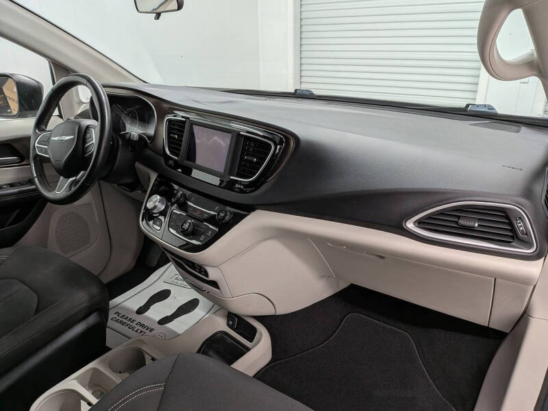 2020 Chrysler Voyager LX