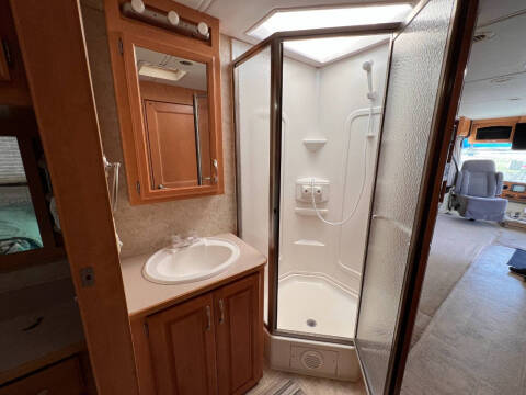 2005 Workhorse Hurricane