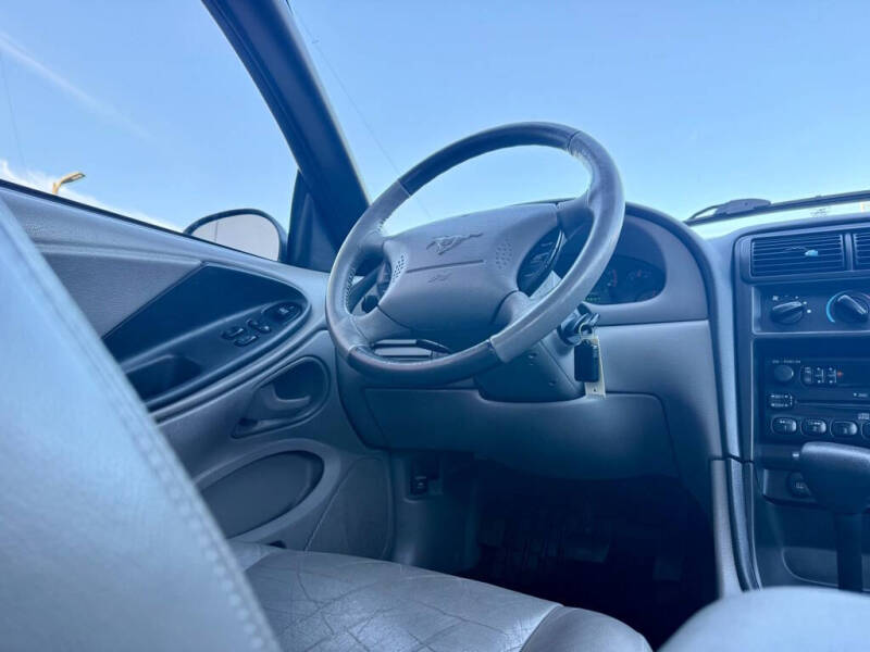 2004 Ford Mustang GT Deluxe