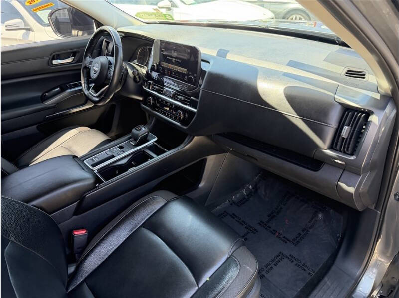 2022 Nissan Pathfinder SL
