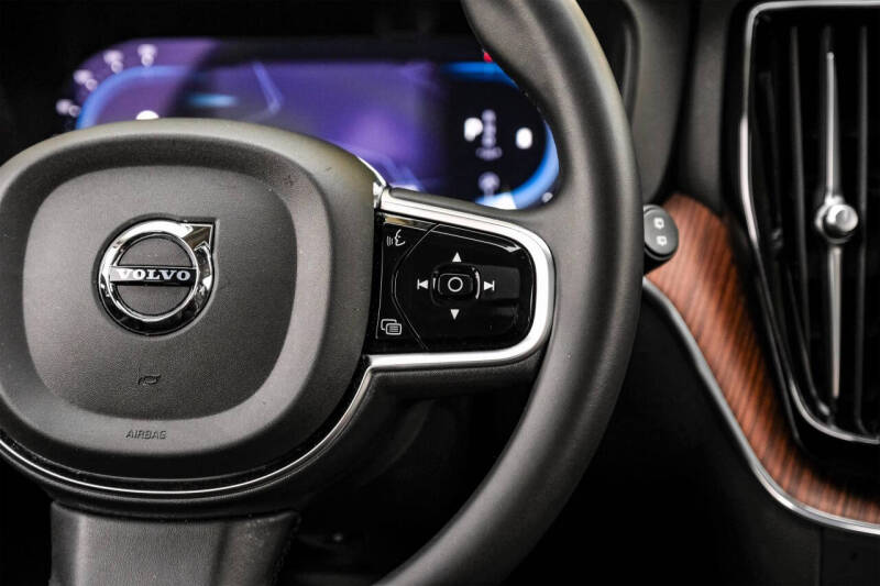 2023 Volvo XC60 B5 Plus Dark Theme