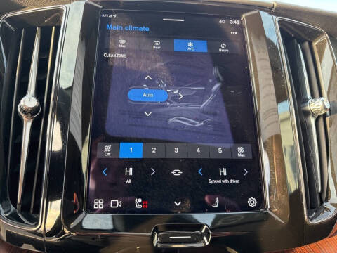 2023 Volvo XC60 B5 Plus Dark Theme