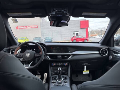 2025 Alfa Romeo Stelvio Intensa