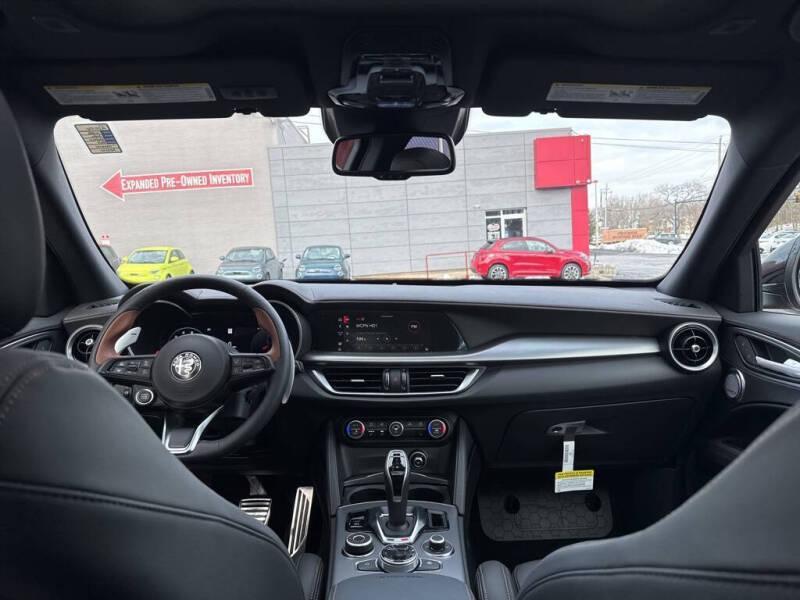 2025 Alfa Romeo Stelvio Intensa