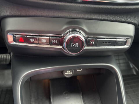 2023 Volvo XC40 B5 Plus Dark Theme