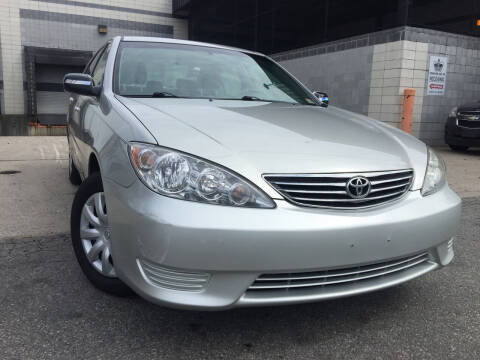 2005 Toyota Camry for sale at Illinois Auto Sales in Paterson NJ