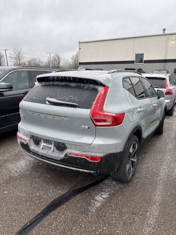 2025 Volvo XC40 B5 Plus Dark Theme