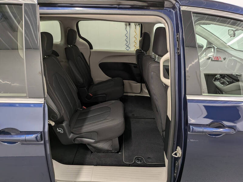 2020 Chrysler Voyager LX