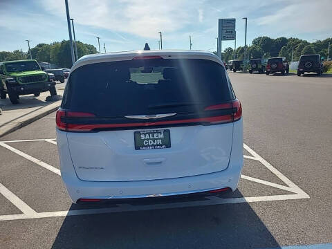 2025 Chrysler Pacifica Select