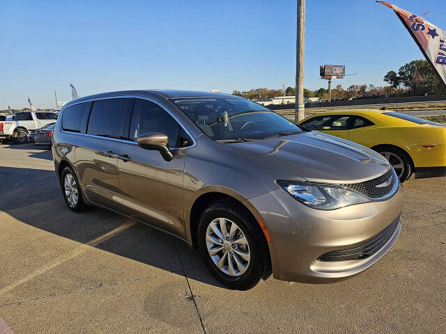 2017 Chrysler Pacifica for sale at E & R Auto in Sherwood, AR