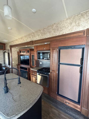 2015 Forest River CEDAR CREEK SILVERBACK 331K