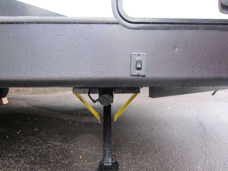 2021 Coleman Light Series 1805RB