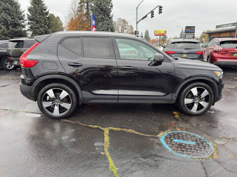 2019 Volvo XC40 T5 Momentum