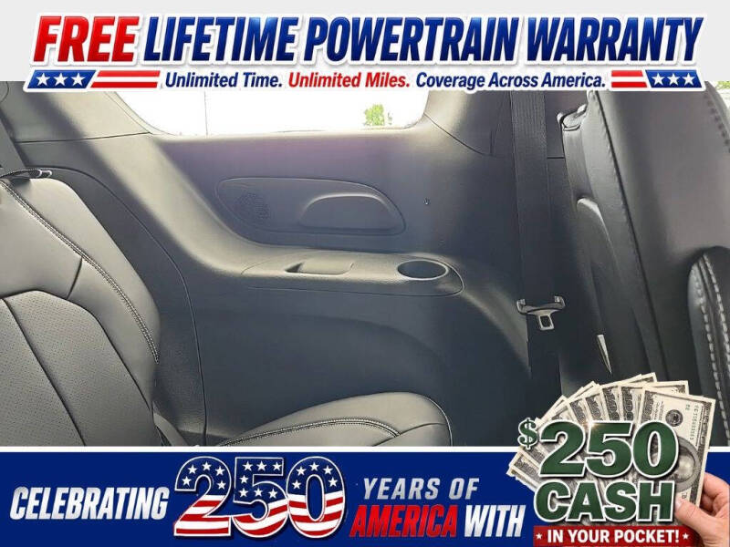 2027 Chrysler Pacifica Select