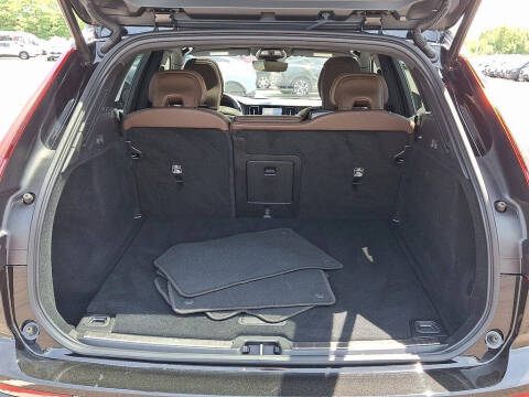 2023 Volvo XC60 B5 Plus Dark Theme