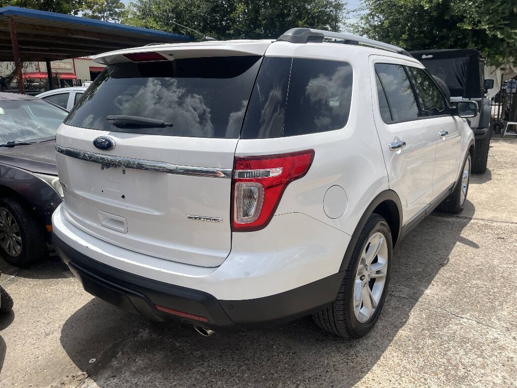Off white 2015 Ford Explorer Limited Limited 4dr SUV 2
