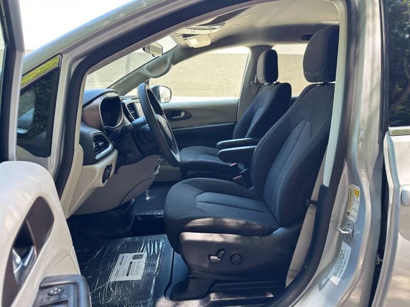 2022 Chrysler Voyager LX