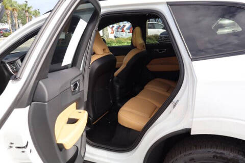 2024 Volvo XC60 Recharge T8 Ultimate Dark Theme