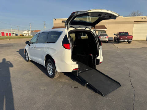 2025 Chrysler Voyager LX