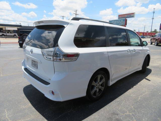 2017 Toyota Sienna SE 8-Passenger