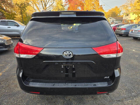 2013 Toyota Sienna XLE 8-Passenger