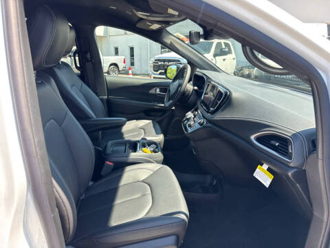 2027 Chrysler Pacifica Select