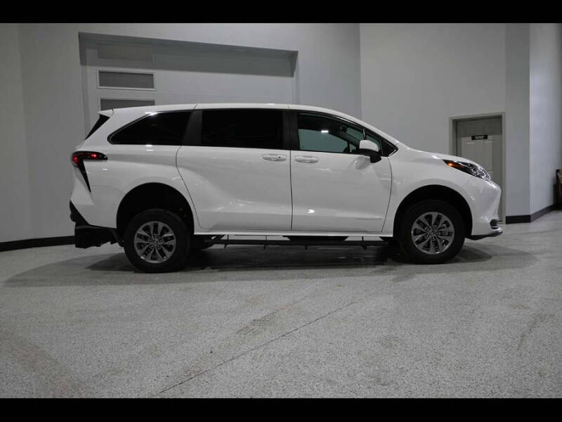 2025 Toyota Sienna LE 8-Passenger