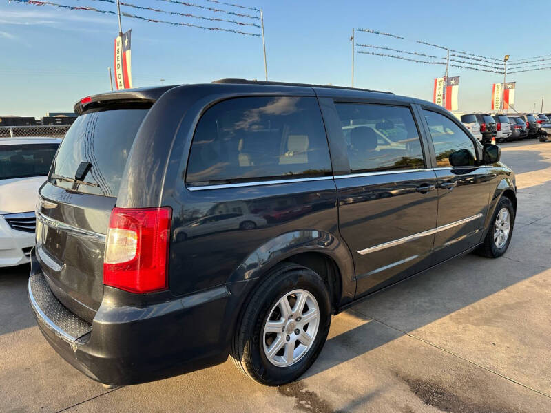 2013 Chrysler Town & Country Touring photo 5