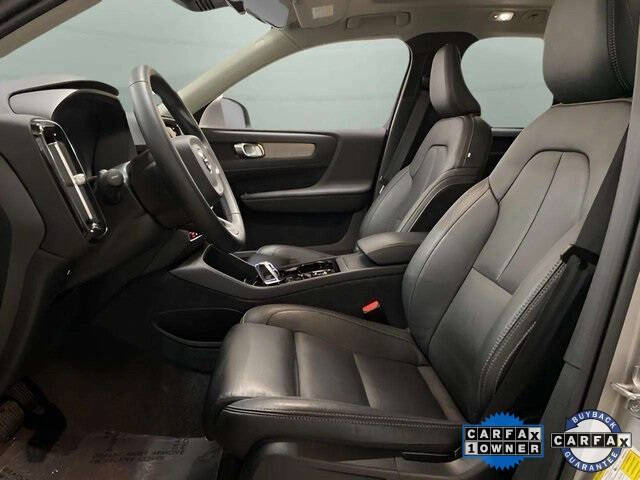 2025 Volvo XC40 B5 Plus Bright Theme