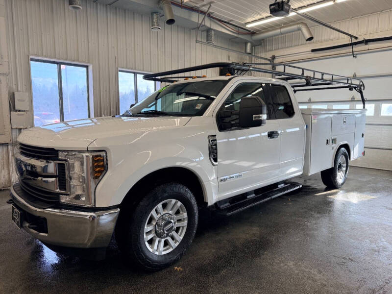 2019 Ford F-350 Super Duty Chassis Cab XLT's photo