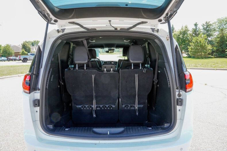 2025 Chrysler Pacifica Select
